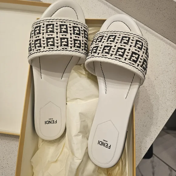 Fendi Women's Black and White Slide Sandals - Picture 2 of 8